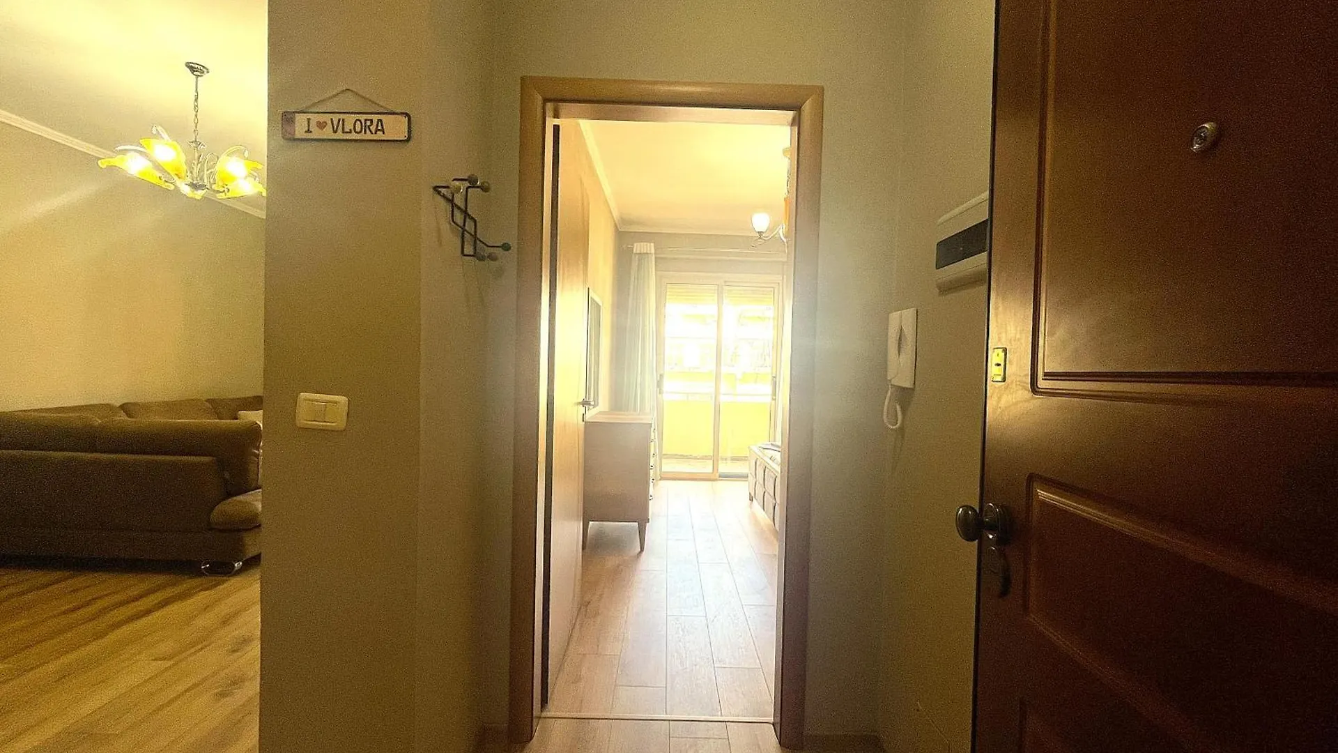 Vlora'S Posh Apartment