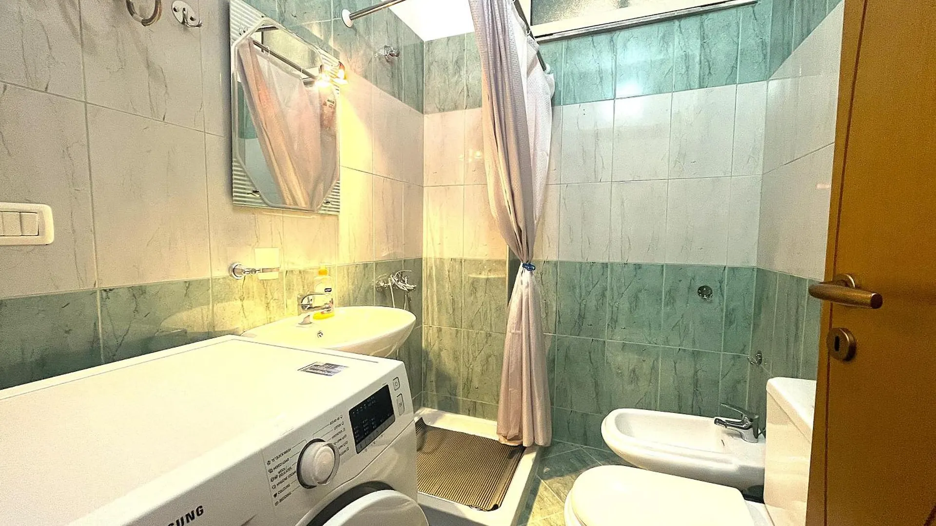Vlora'S Posh Apartment