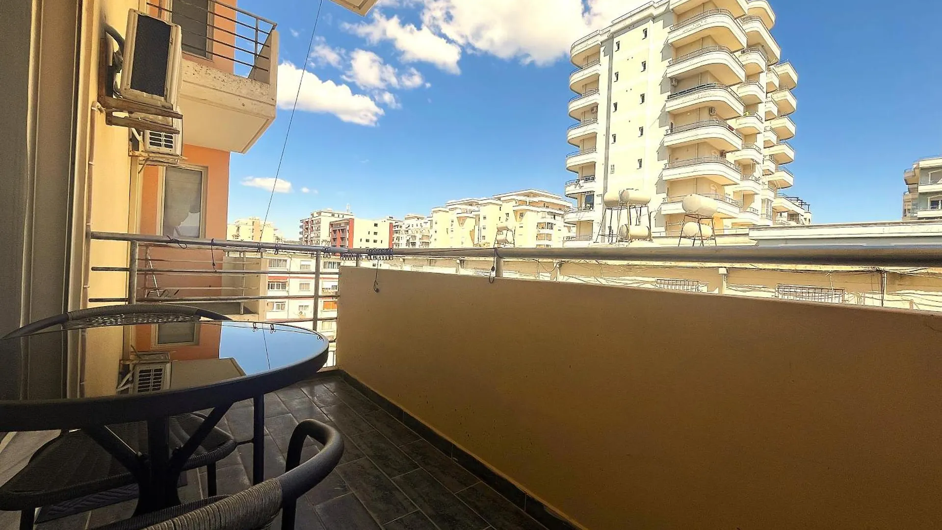 Vlora'S Posh Apartment