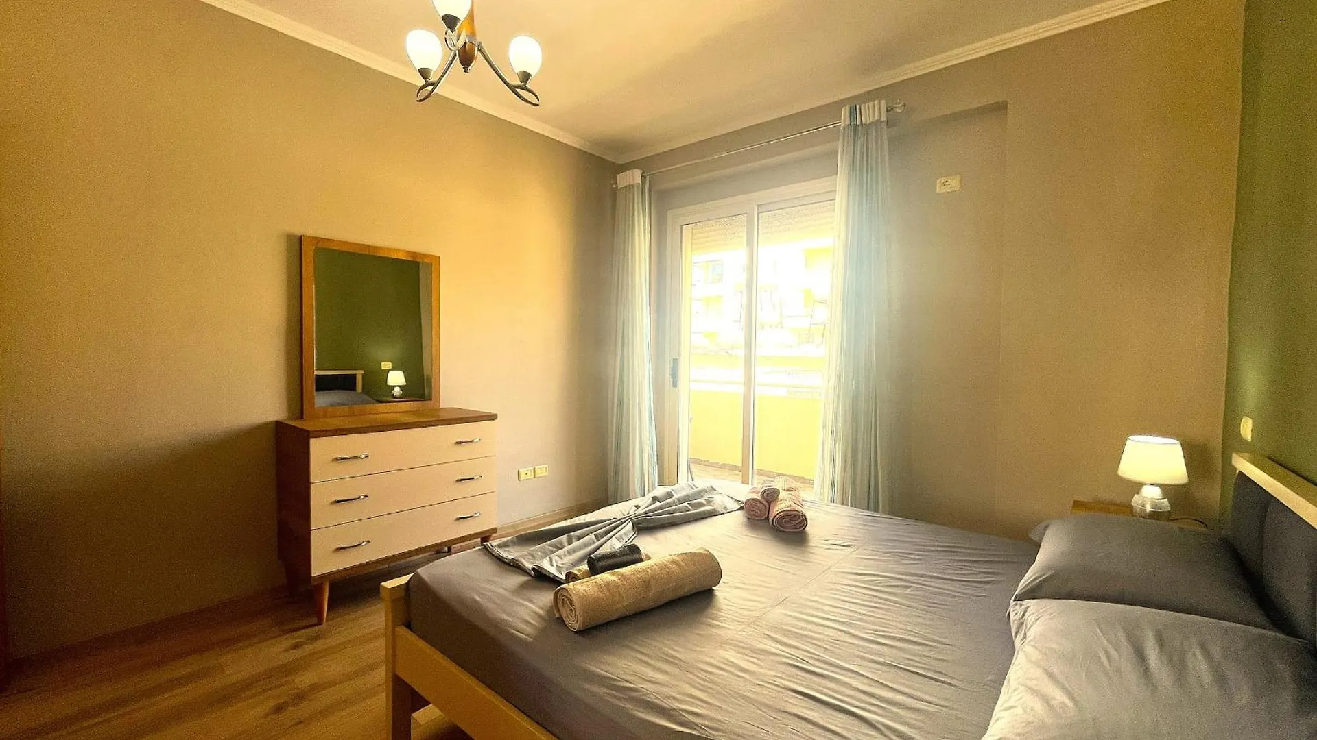 Vlora'S Posh Apartment