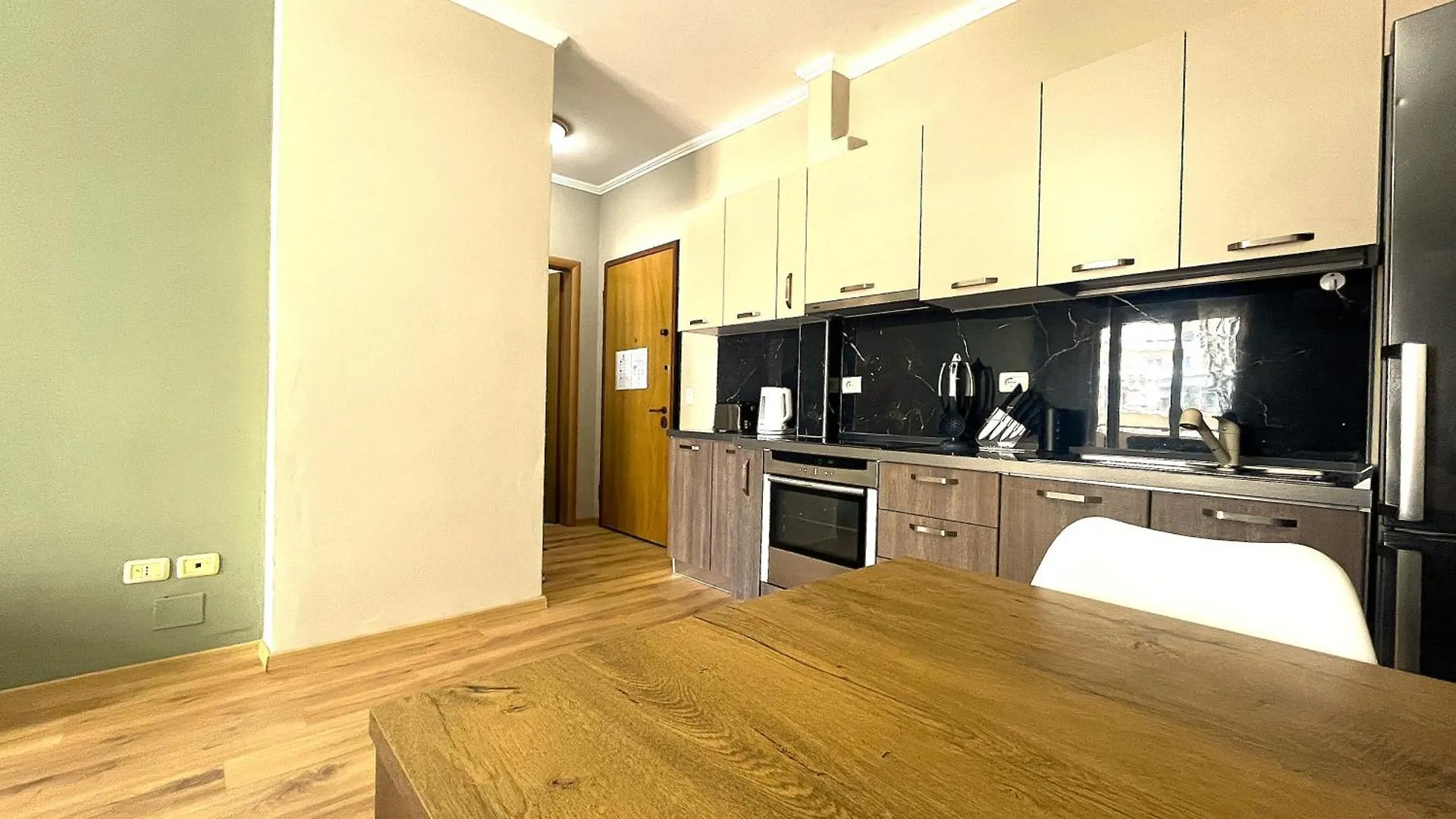 Vlora'S Posh Apartment