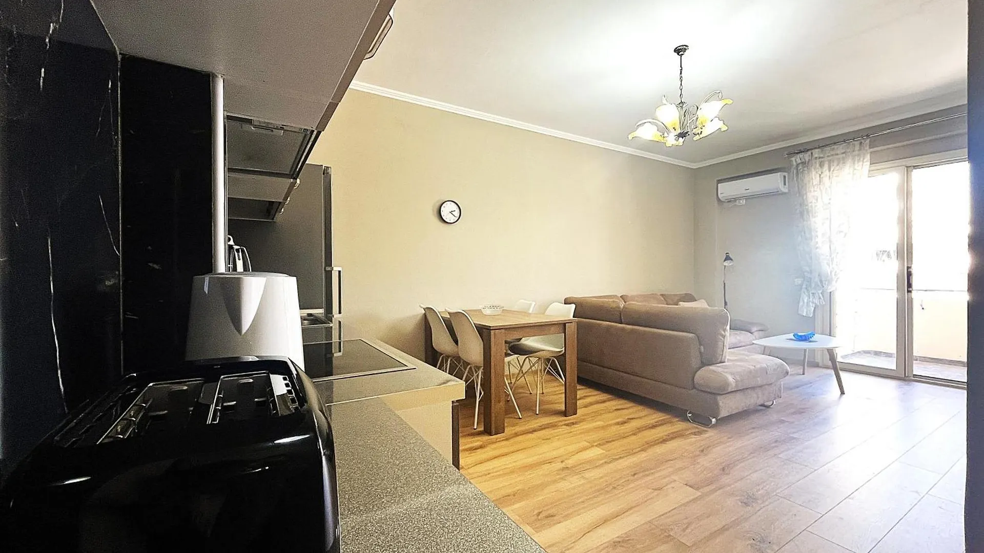 Vlora'S Posh Apartment