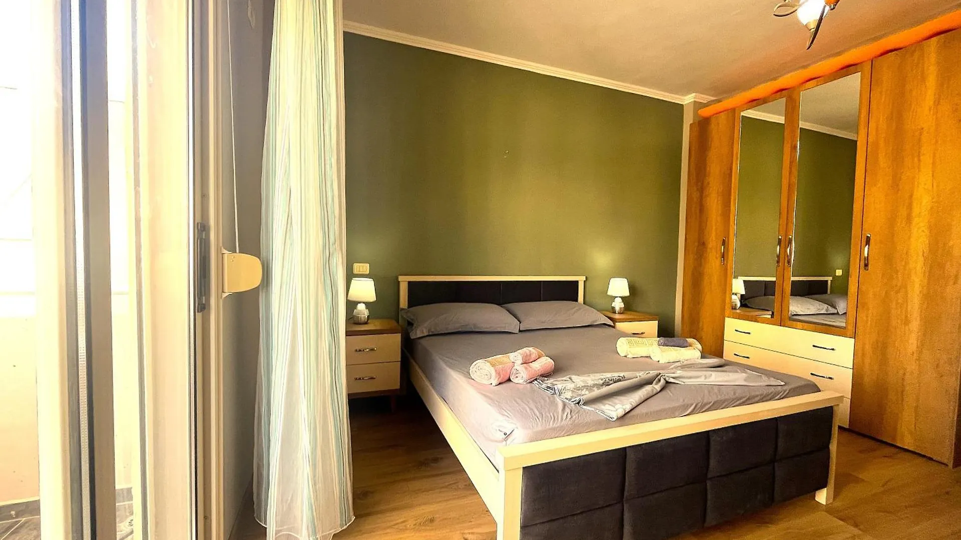 Vlora'S Posh Apartment