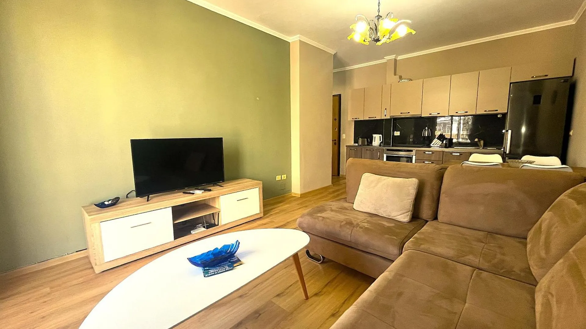 Vlora'S Posh Apartment